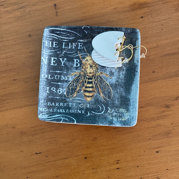 Small Bee Plate - Picture 5 of 5